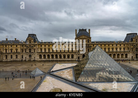 PARIS, FRANCE - Le 16 décembre 2017. Le musée du Louvre est l'un des plus grands musées et les destinations touristiques les plus populaires en France Pyramide Banque D'Images