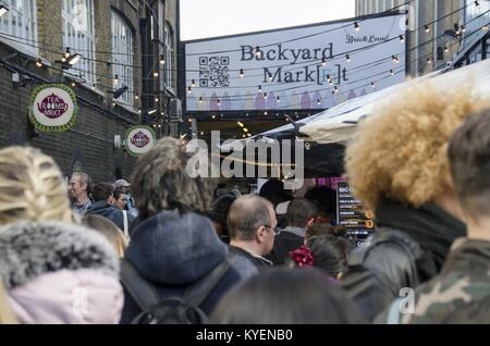 Grande foule d'acheteurs à la Brick Lane Market, un des grands quartiers commerçants et marché plein air de biens d'occasion à Tower Hamlets, East London, Royaume-Uni, le 29 octobre 2017. () Banque D'Images