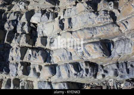 Rock ardoise gris foncé brillant dans la lumière du soleil et la formation de l'art abstrait les modèles de lignes et de courbes. Banque D'Images