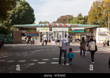 Approche des visiteurs l'entrée du Zoo de Ueno à Ueno Park, un parc public dans le quartier de Ueno de Taitō, Tokyo, Japon, Novembre, 2017. () Banque D'Images