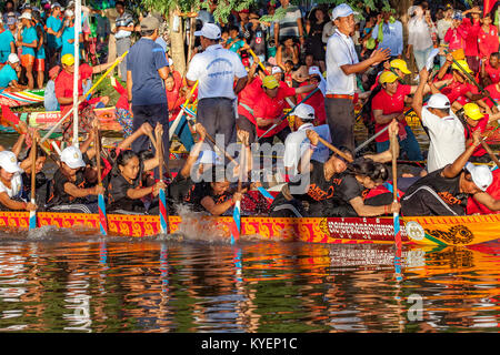 Dragon Boat Festival course à la fête de l'eau, Bon Om Touk, sur la rivière Tonle Sap à Siem Reap, Cambodge. Banque D'Images