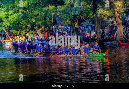 Dragon Boat Festival course à la fête de l'eau, Bon Om Touk, sur la rivière Tonle Sap à Siem Reap, Cambodge. Banque D'Images