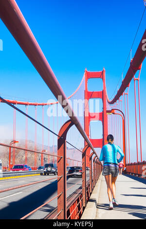 SAN FRANCISCO, CA- 11 Octobre 2015 : Golden Gate Bridge jogger sur la voie piétonne. Point de vue de l'angle faible. Copier l'espace. Banque D'Images