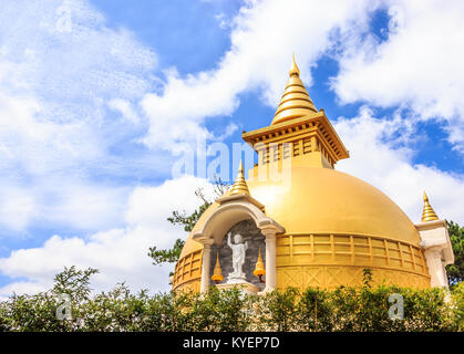 Belle vue sur le temple bouddhiste Zen Sino-Vietnamese Chua Truc Lam dans un jour d'été ensoleillé avec ciel bleu et nuages lisses, à l'extérieur de la ville de villégiature de D Banque D'Images