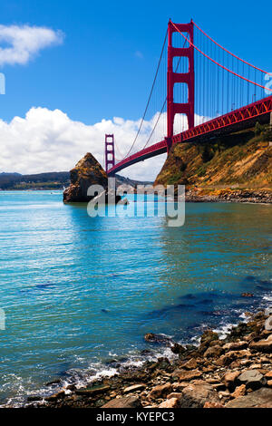 Golden Gate Bridge vu du côté nord au bord de l'eau. Beau point de vue, pour une vue unique de l'emblématique span. Banque D'Images
