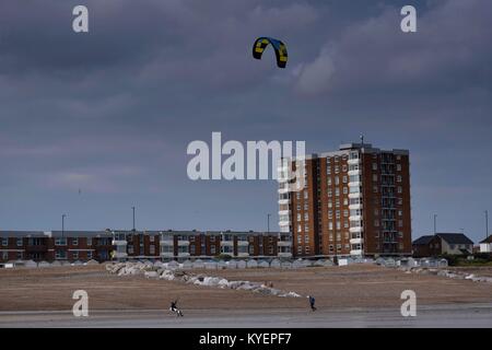 Kite surfer dans le vent Banque D'Images
