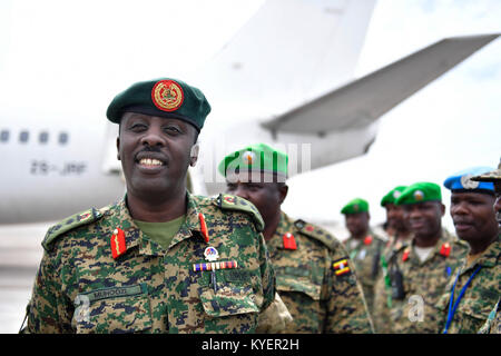 Le chef des Forces de défense (FCD), de l'Uganda People's Defence Force Gen David Muhoozi dès son arrivée en visite officielle à Mogadishu, Somalie, le 15 août 2017/Photo de l'AMISOM Banque D'Images