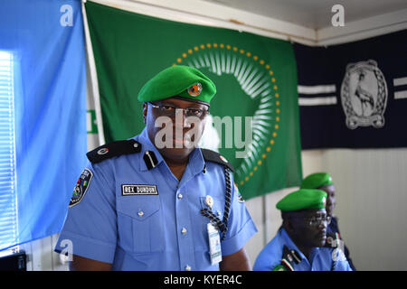 Le chef de la police de l'AMISOM, le personnel de Rex Dundun, parle au cours d'une cérémonie de remise des médailles pour souligner le départ d'un contingent de policiers provenant de l'Ouganda au siège de l'AMISOM à Mogadiscio, Somalie, le 29 août 2017. L'AMISOM Photo / Ilyas Ahmed Banque D'Images