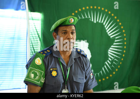 Anand Pillay, le commissaire de police de la Mission de l'Union africaine en Somalie (AMISOM), traite d'un contingent d'agents de police du Nigeria au cours d'une cérémonie de remise des médailles pour souligner le départ d'un contingent d'agents de police du Nigeria à l'administration centrale de l'AMISOM à Mogadiscio, en Somalie, le 8 septembre 2017. L'AMISOM Photo / Omar Abdisalan Banque D'Images