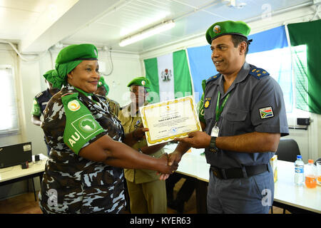 Anand Pillay, le commissaire de police de la Mission de l'Union africaine en Somalie (AMISOM), remet un certificat à un agent de police au cours d'une cérémonie de remise des médailles pour souligner le départ d'un contingent d'agents de police du Nigeria à l'administration centrale de l'AMISOM à Mogadiscio, en Somalie, le 8 septembre 2017. L'AMISOM Photo / Omar Abdisalan Banque D'Images