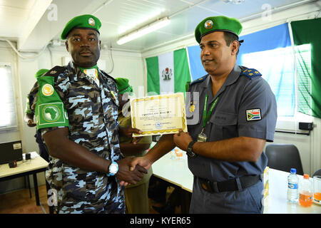 Anand Pillay, le commissaire de police de la Mission de l'Union africaine en Somalie (AMISOM), remet un certificat à un agent de police au cours d'une cérémonie de remise des médailles pour souligner le départ d'un contingent d'agents de police du Nigeria à l'administration centrale de l'AMISOM à Mogadiscio, en Somalie, le 8 septembre 2017. L'AMISOM Photo / Omar Abdisalan Banque D'Images