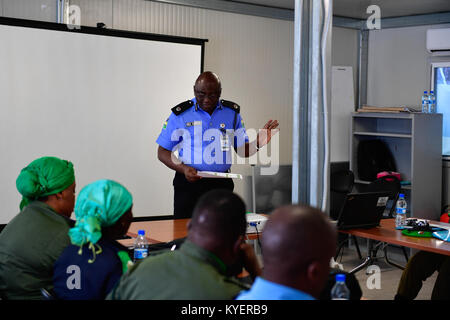 Le chef de la police de l'AMISOM, le personnel de Rex Dundun, parle durant l'induction de la formation des agents de police nouvellement déployés au service dans le cadre de l'Union africaine en Somalie (AMISOM) à Mogadiscio, le 06 octobre, 2017. L'AMISOM Photo / ilyas Ahmed Banque D'Images