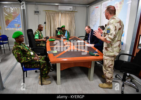 La délégation de l'Union européenne (équipe composée de lieutenant-colonel Sven Wichstrom, Capitaine Daviele Hocte Mantineuzi et Mark Varen Banque D'Images