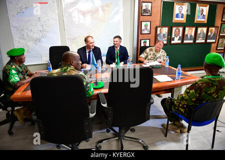 Le commandant de la Force de la Mission de l'Union africaine en Somalie (AMISOM), le lieutenant Gen Noor Osmal Soubagleh a rencontré aujourd'hui une délégation de l'Union européenne qui est actuellement un examen de ses missions de soutien à la Somalie. La délégation procède à un examen stratégique global de sa mission, d'identifier les domaines où le changement est nécessaire ou ceux qui ont besoin d'amélioration. La délégation de l'Union européenne (équipe composée de lieutenant-colonel Sven Wichstrom, Capitaine Daviele Hocte Mantineuzi et Mark Varen Banque D'Images