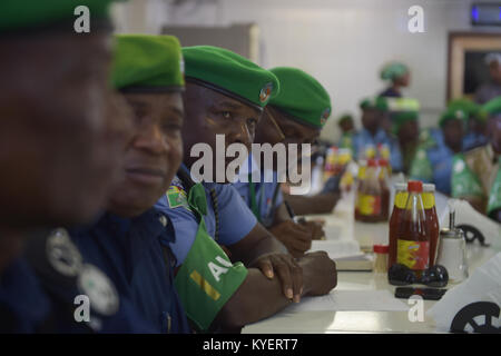 Des policiers de la Mission de l’Union africaine en Somalie (AMISOM) assistent à une cérémonie d’adieu du commissaire de police Anand Pillay, marquant la fin de son mandat le 28 novembre 2017. Banque D'Images