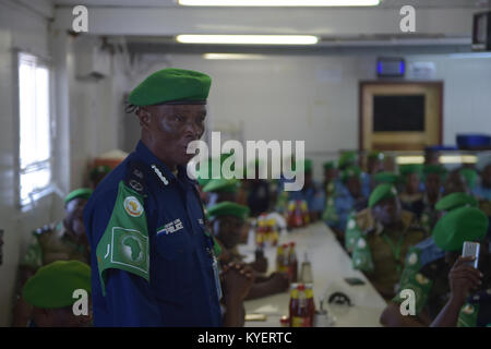 Les hauts responsables de la composante police de l'AMISOM ont assisté à une cérémonie d'adieu du commissaire de police Anand Pillay, marquant la fin de son service le 28 novembre 2017. Banque D'Images