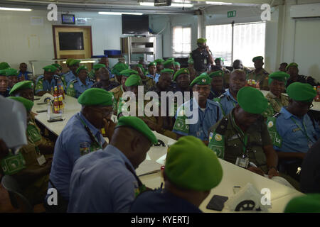 Cérémonie marquant la fin de service du commissaire de police de l'AMISOM, Anand Pillay, en présence de hauts responsables de l'équipe de direction de la Mission de l'Union africaine en Somalie. Banque D'Images