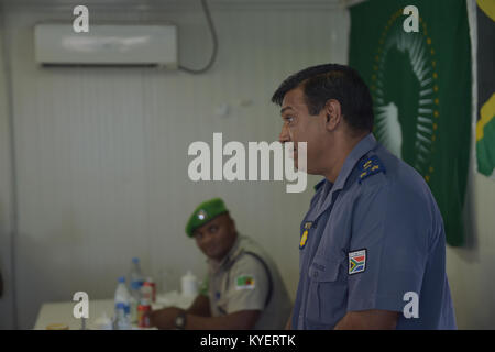 Anand Pillay, le commissaire de police sortant de l’AMISOM, prononce un discours lors d’une cérémonie d’adieu le 28 novembre 2017, marquant la fin de son service avec la mission en Somalie. Banque D'Images