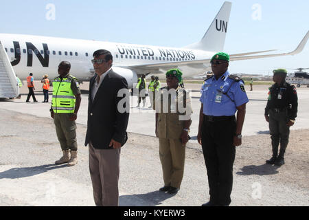 Anand Pillay, le commissaire de police sortant de la Mission de l’Union africaine en Somalie (AMISOM), assiste à son dernier défilé de police à l’aéroport international de Mogadiscio, marquant la fin de son service le 29 novembre 2017. Banque D'Images
