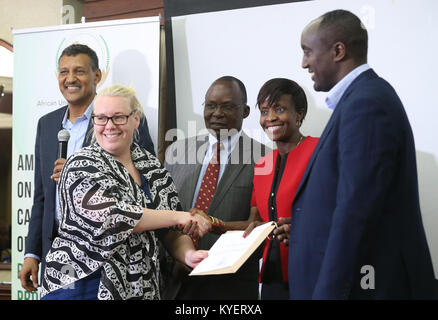 Abdirashid Ibrahim Mohammed (R) Directeur de programme de réadaptation transfuges flanqué avec le Dr C.Un Mertinon Mumma, Dr. Opiyo Ododa et M. Fadhil Karrar présenter un certificat d'Ingvild Magnes de Goesvik Institut norvégien des affaires internationales au cours de la cérémonie de clôture de l'atelier sur la réhabilitation des déserteurs et de lutter contre l'extrémisme violent Atelier pour la Somalie a tenu Nairobi, Kenya, le 30 novembre 2017. Photo de l'AMISOM Banque D'Images