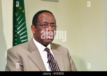 L'ambassadeur Francisco Madeira, le Représentant spécial du Président de la Commission de l'Union africaine (SRCC) pour la Somalie, prend la parole lors d'une entrevue à Mogadishu, Somalie, le 3 décembre 2017. L'AMISOM Photo / Raymond Baguma Banque D'Images