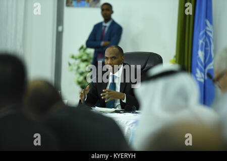 Hassan Ali Khaire, le Premier Ministre de la Somalie, prend la parole lors de la séance de clôture de la société somalie Forum tenu à Mogadiscio, le 5 décembre, 2017 L'AMISOM.Photo / Omar Abdisalan Banque D'Images