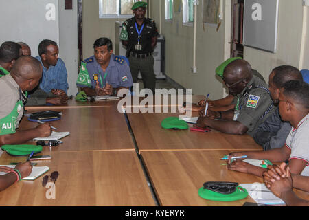 Le Brigadier Anand Pillay, le commissaire de police de la Mission de l'Union africaine en Somalie (AMISOM) accompagné de hauts fonctionnaires de police, de l'AMISOM se réunit avec les officiers supérieurs de la Force de police somalienne au cours d'une visite à un centre de formation de la police dans la région de Belet Uen, la Somalie le 9 août 2017. Photo de l'AMISOM Banque D'Images