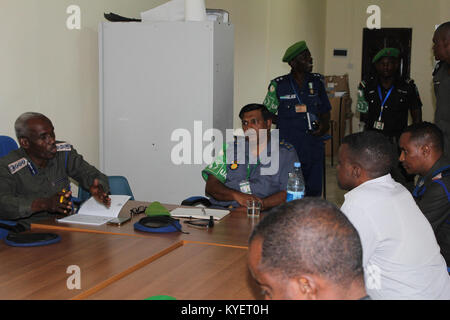 Le Brigadier Anand Pillay, le commissaire de police de la Mission de l'Union africaine en Somalie (AMISOM) se réunit avec les officiers supérieurs de la Force de police somalienne au cours d'une visite à un centre de formation de la police dans la région de Belet Uen, en Somalie le 10 août 2017. Photo de l'AMISOM Banque D'Images