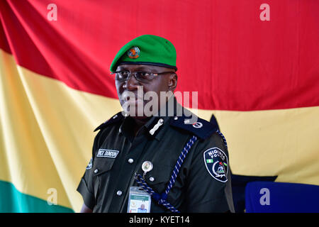 Rex Dundun, la Mission de l'Union africaine en Somalie (AMISOM) Chef d'état-major de la police ghanéenne adresses des agents de police qui ont terminé leur période de service en vertu de l'AMISOM. C'était pendant une cérémonie d'adieu qui a eu lieu à Mogadiscio le 16 décembre 2017. L'AMISOM Photo / Ilyas Ahmed Banque D'Images