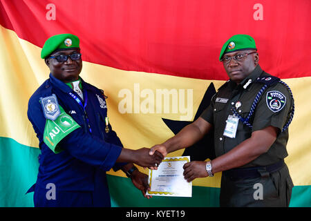 Rex Dundun, la Mission de l'Union africaine en Somalie (AMISOM) Chef d'état-major de la police, des prix d'un certificat d'un officier de police ghanéenne qui a terminé son tour de service en vertu de l'AMISOM. C'était pendant une cérémonie d'adieu qui a eu lieu à Mogadiscio le 16 décembre 2017. L'AMISOM Photo / Ilyas Ahmed Banque D'Images