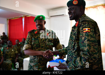 Le nouveau commandant du contingent ougandais dans le cadre de l'Union africaine en Somalie (AMISOM), le Brig. Général Paul Lokech reçoit les documents officiels du commandant sortant Brigue. Gen. Kayanja Muhanga lors d'une cérémonie au siège de l'AMISOM Ouganda passif à Mogadiscio, en Somalie le 19 décembre 2017. L'AMISOM Photo / Ilyas Ahmed Banque D'Images