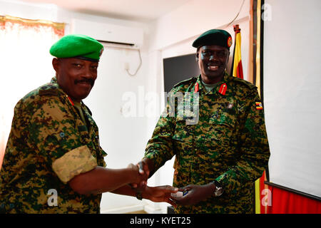 Le nouveau commandant du contingent ougandais dans le cadre de l'Union africaine en Somalie (AMISOM), le Brig. Général Paul Lokech instruments reçoit d'office le commandant sortant de Brig. Gen. Kayanja Muhanga lors d'une cérémonie au siège de l'AMISOM Ouganda passif à Mogadiscio, en Somalie le 19 décembre 2017. L'AMISOM Photo / Ilyas Ahmed Banque D'Images