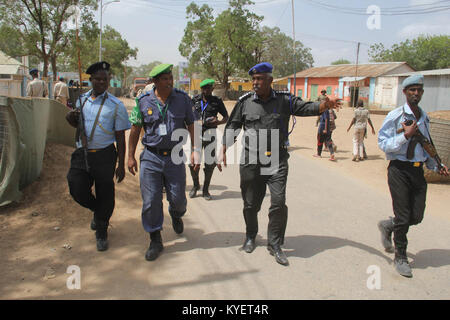 Le Brigadier Anand Pillay, le commissaire de police de la Mission de l'Union africaine en Somalie (AMISOM) et le général Bashir Mohamed, le Sous-commissaire de la police somalienne à pied au cours d'une visite à Jowhar, en Somalie le 10 août 2017. Le Brigadier Pillay, a conduit une délégation d'officiers de police de l'AMISOM à Jowhar pour finaliser les préparatifs pour commencer la formation du personnel de police en Somalie dans Hirshabelle État. Photo de l'AMISOM Banque D'Images