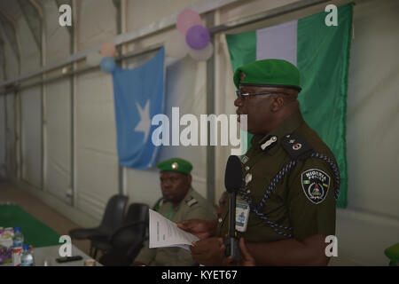 Le chef de la police de l'AMISOM, le personnel de Rex Dundun, parle au cours d'une cérémonie de remise des médailles pour souligner le départ du contingent nigérian d'agents de police le 6 janvier 2018, à Mogadiscio, en Somalie. Photo de l'AMISOM Banque D'Images