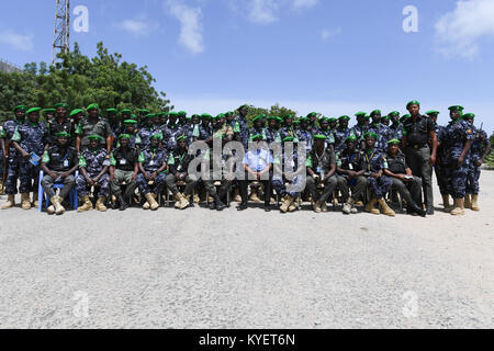 Photo de groupe de policiers nigérians et ougandais servant dans le cadre de la Mission de l'Union africaine en Somalie (AMISOM). Ils ont suivi un cours d'initiation à Mogadiscio (Somalie) dans le cadre de leur déploiement pour appuyer les efforts de maintien de la paix dans la région. Banque D'Images