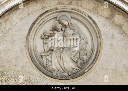 Vierge à l'enfant représenté sur le tympan de l'église Saint Ulrich (Dompfarrkirche Ortisei) de Ratisbonne en Bavière, Allemagne. Banque D'Images