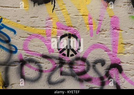 Symbole de la paix représenté sur le mur de Ratisbonne en Bavière, Allemagne. Banque D'Images