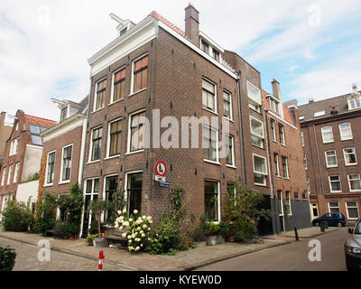 Une photographie historique de *Minnemoersstraat*, une rue probablement située dans une ville ou un village spécifique, capturée dans un style photographique vintage. Banque D'Images