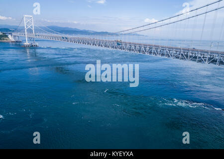 Onaruto Bridge, vue de la ville de Naruto, Préfecture Tokushima, Japon. Banque D'Images