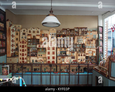 Une photographie du coin Eerste Tuindwarsstraat à Anjeliersstraat, avec Het Muizenhuis, un endroit bien connu à Amsterdam. L'image capture les détails architecturaux de ce coin de rue historique. Banque D'Images