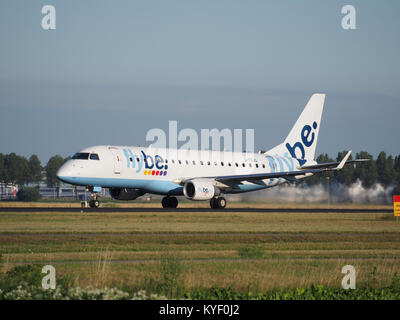 G-FBJG, un Flybe Embraer ERJ-175STD, immatriculé cn17000344, décolle de l'aéroport de Schiphol (AMS) aux pays-Bas, pour présenter les opérations d'avions de ligne régionaux modernes. Banque D'Images