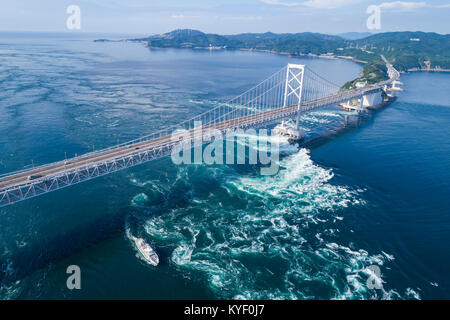 Onaruto Bridge, vue de la ville de Naruto, Préfecture Tokushima, Japon. Banque D'Images