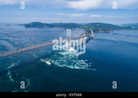 Onaruto Bridge, vue de la ville de Naruto, Préfecture Tokushima, Japon. Banque D'Images