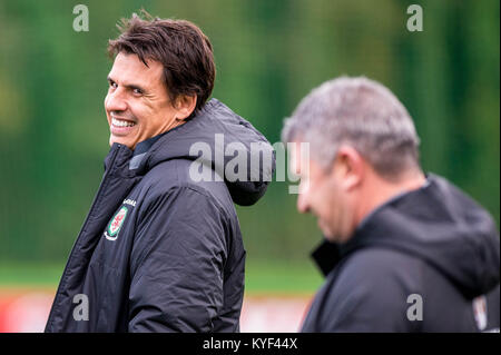 Le FOA SPORTS PHOTO 24 lundi 06 novembre 2017 Photo : galles Manager Chris Coleman (à gauche ) à la session ( droit ) Re : Pays de Galles de football international de formation de l'équipe à l'Hotel Balzac, Cardiff, Pays de Galles, Royaume-Uni Banque D'Images