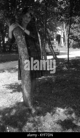 Des filles de Železnica au Mali Lipljeni, Slovénie, sont montrées en tenue traditionnelle du dimanche en 1964, illustrant les coutumes vestimentaires locales et les pratiques culturelles rurales. Banque D'Images