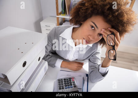 High Angle View of two Businesswomen Sitting in Office avec pile de dossiers Banque D'Images