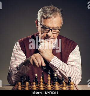 Portrait of senior homme qui participe au jeu d'échecs. Banque D'Images