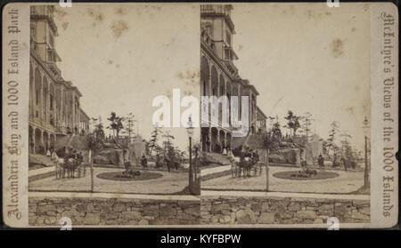 L’image représente la Maison des mille-Îles, montrant l’extérieur du bâtiment et le paysage environnant, capturés par A. C. McIntyre. Banque D'Images