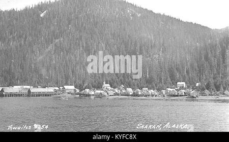 Cette image de 1912 représente le village de Shakan sur l'île Kosciusko, en Alaska, montrant des bâtiments en bois, le paysage côtier et la vie quotidienne des résidents. Banque D'Images
