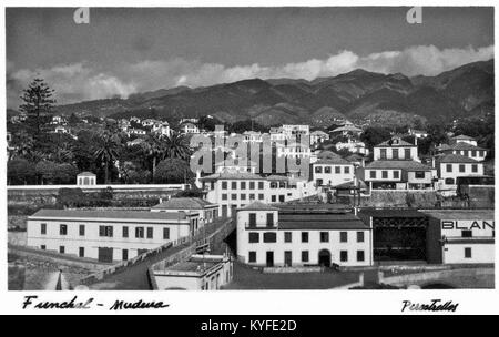 Cette photographie de 1940 montre les entrepôts de Pontinha et des environs à Penha de França, Lisbonne, illustrant le paysage urbain, les structures industrielles et le développement de la ville de l'époque. Banque D'Images